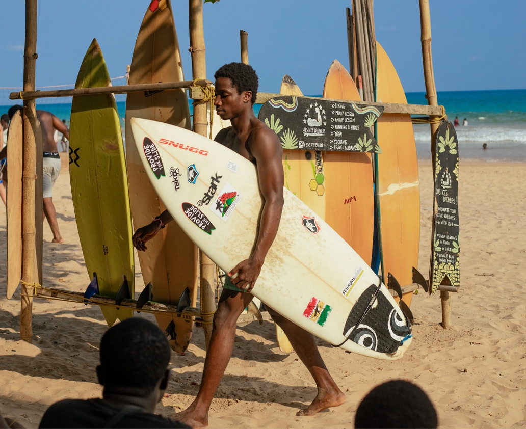 Hombre practicando surf en Ghana
